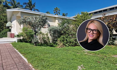 אילת מאמו שי על רקע בית חב"ד המקומי