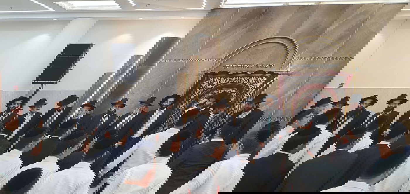 עם הספרים של ראש הישיבה: צפו בהקפות ב'אמרי דעת'