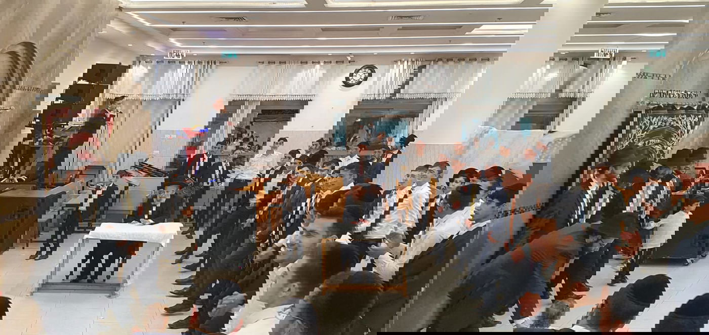 עם הספרים של ראש הישיבה: צפו בהקפות ב'אמרי דעת'