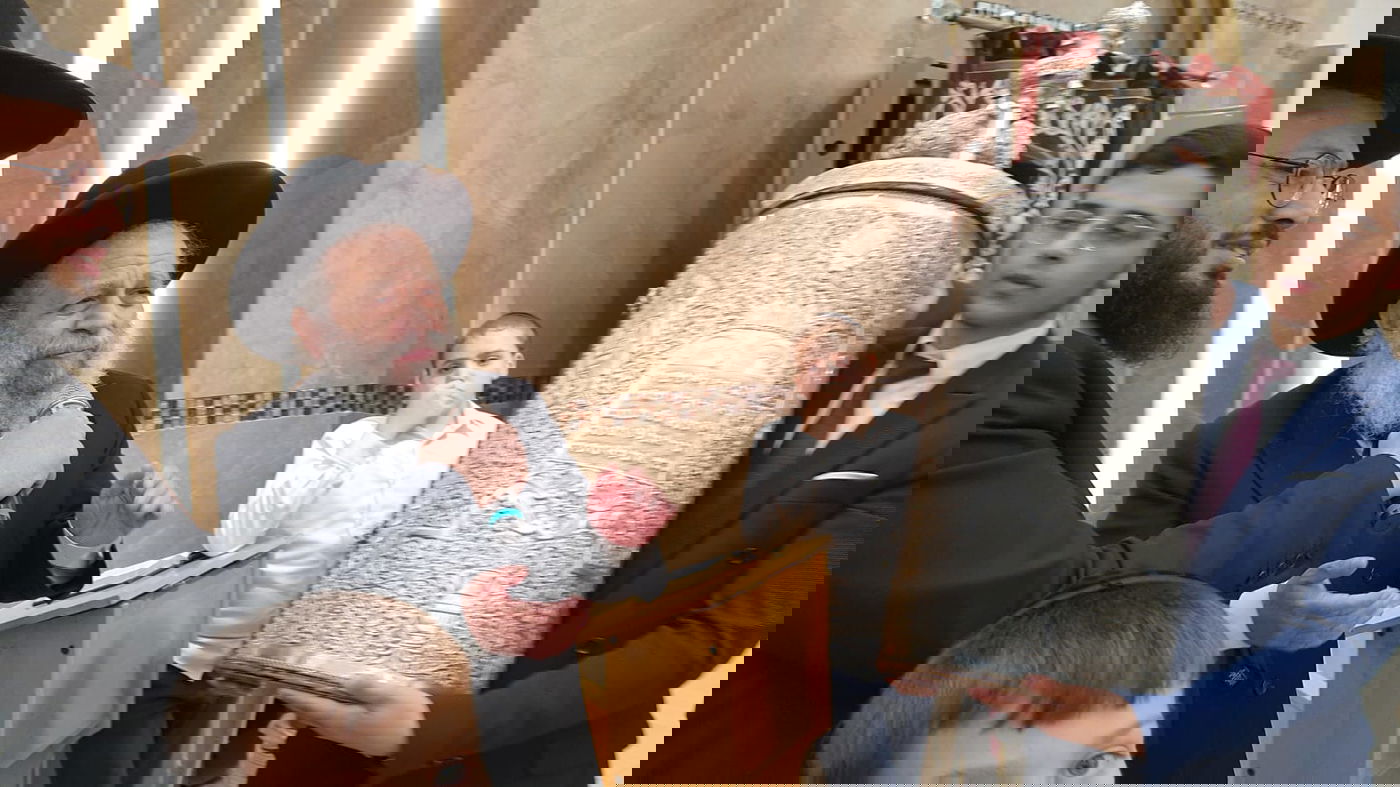 עם הספרים של ראש הישיבה: צפו בהקפות ב'אמרי דעת'