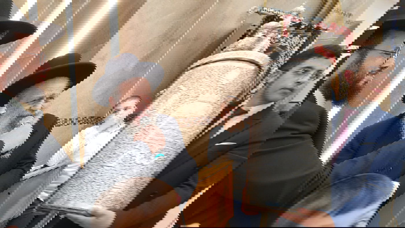 עם הספרים של ראש הישיבה: צפו בהקפות ב'אמרי דעת'