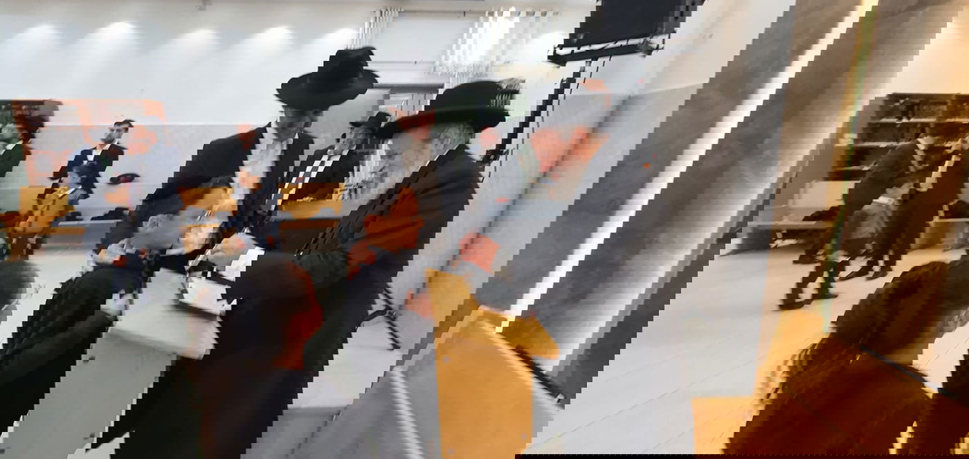 עם הספרים של ראש הישיבה: צפו בהקפות ב'אמרי דעת'