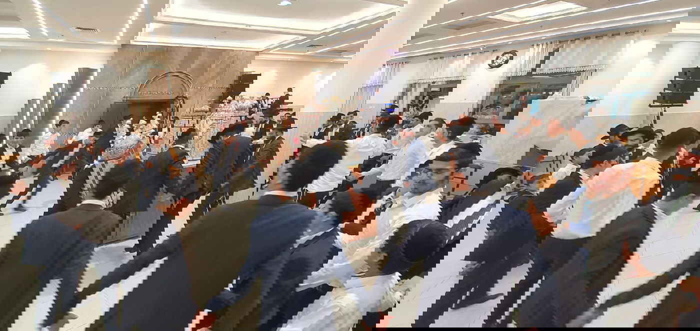 עם הספרים של ראש הישיבה: צפו בהקפות ב'אמרי דעת'