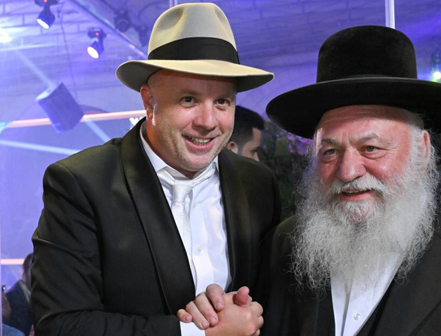 טוקר ברמץ באירוע חגיגי, בכירי עולם התקשורת והמוזיקה באו לפרגן