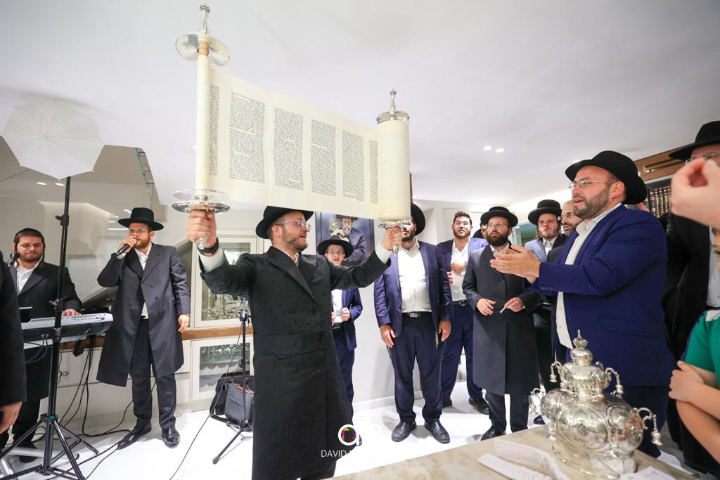 ליטאים וחסידים יחדיו: ספר תורה הוכנס ל'קרעסטיר' בירושלים