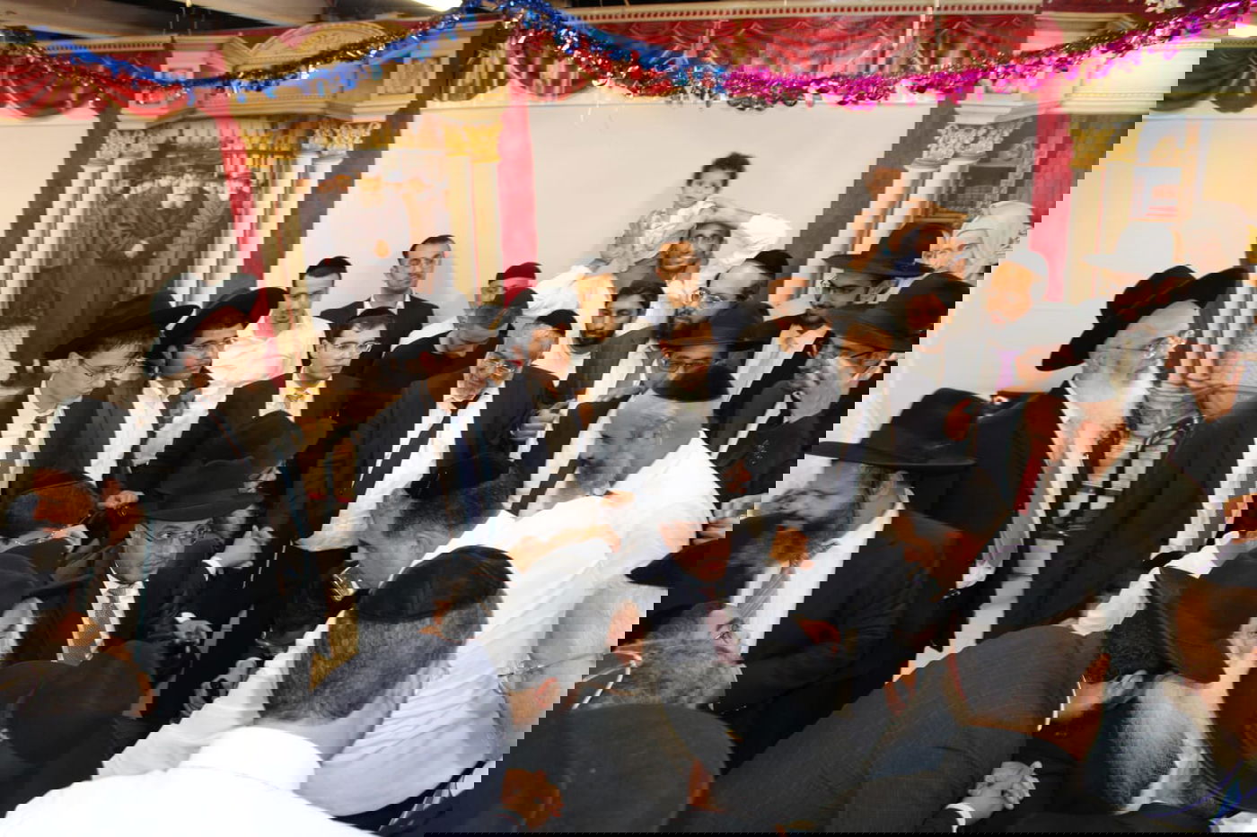 זופניק בכיכר • כל התמונות והנייעס של סוכות והמסתעף