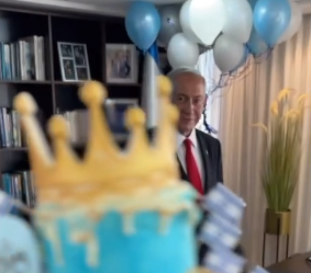 נתניהו חוגג יומולדת - ומערב פוליטיקה עם העוגה והבלונים