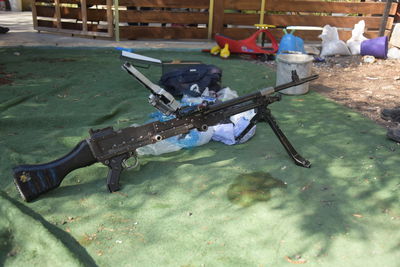 ההורים הוזעקו: עבריינים הטמינו נשק צמוד לחצר הפעוטון