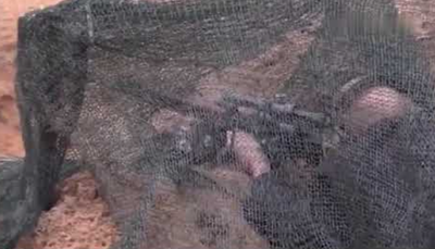 מעלה את המורל? פוטין נשכב על הרצפה ופתח בירי • צפו