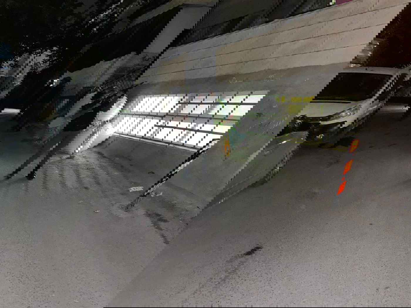 אביו ואחיו של המחבל נעצרו, מטען הושלך ולוחמים נפצעו