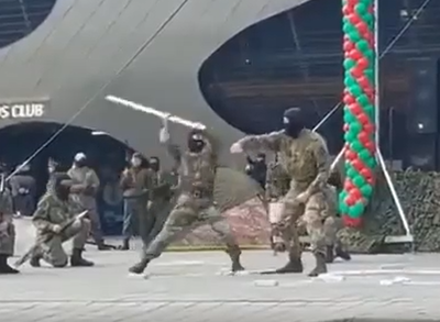 אימון משונה בבלארוס: חיילים שוברים אבן על ראשם • צפו