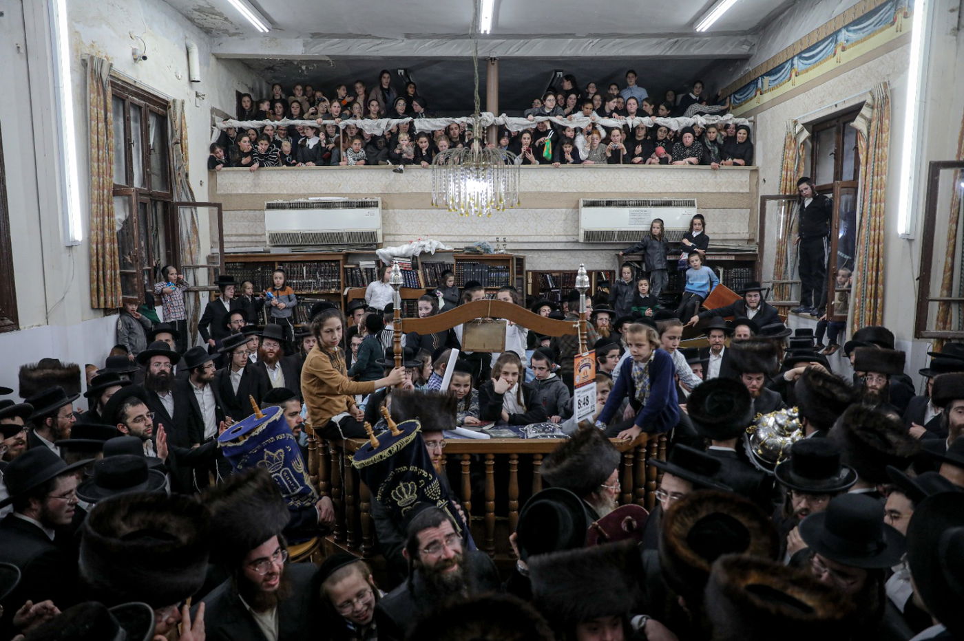 הנער המיוחד הכניס ספר תורה; המונים באו לשמח אותו • תיעוד