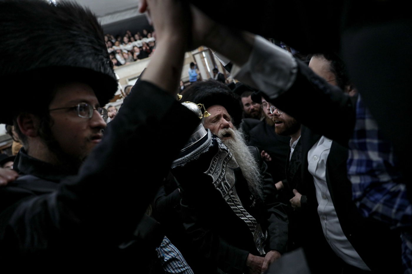 הנער המיוחד הכניס ספר תורה; המונים באו לשמח אותו • תיעוד