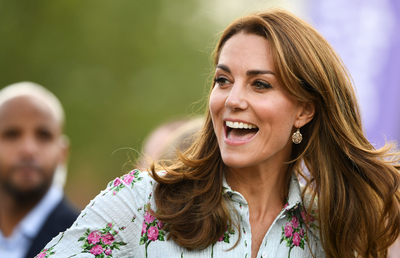 צוחקת כל הדרך אל הבנק