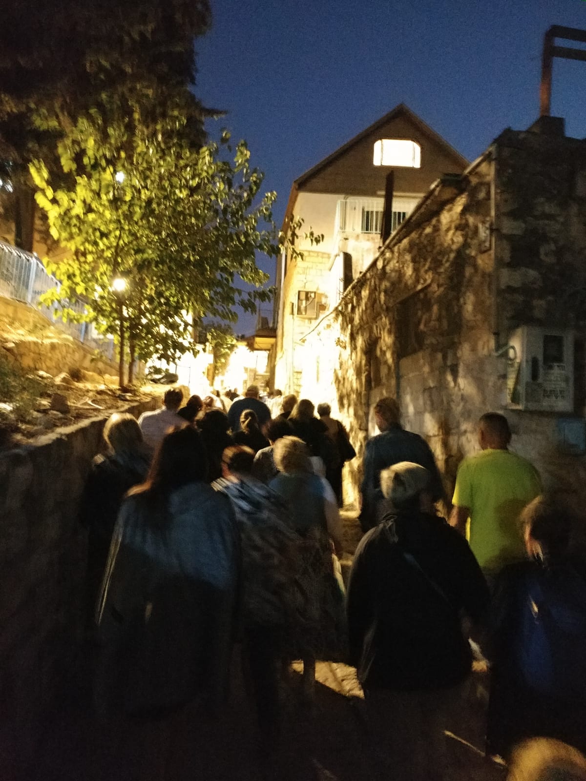 אחת מקבוצות הפליטים בסיור שערכו להם פעילי יד לאחים בעיר העתיקה בצפת