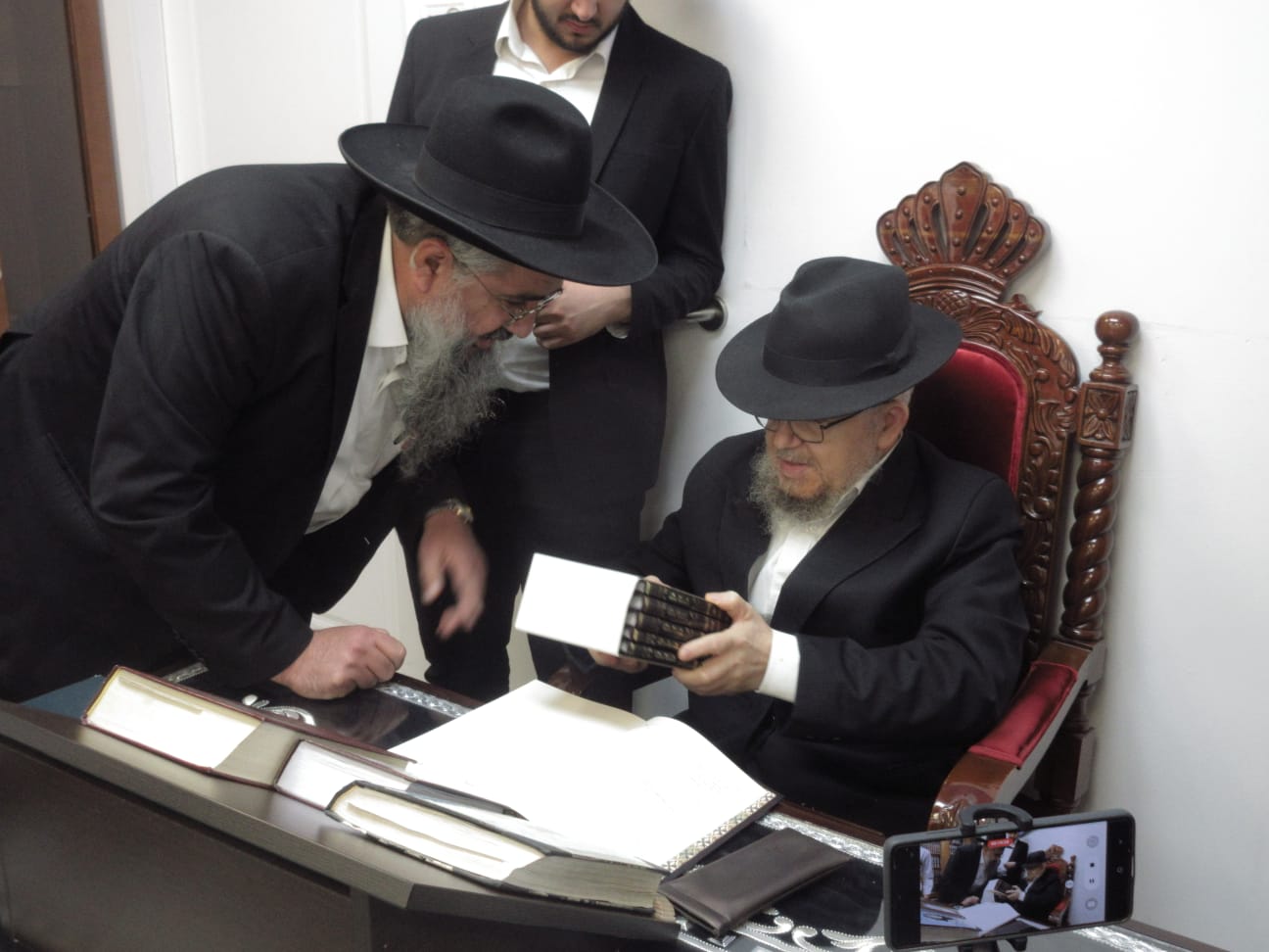 הגר"מ מאזוז קיבל את הספרים של זקן רבני תוניס זצ"ל