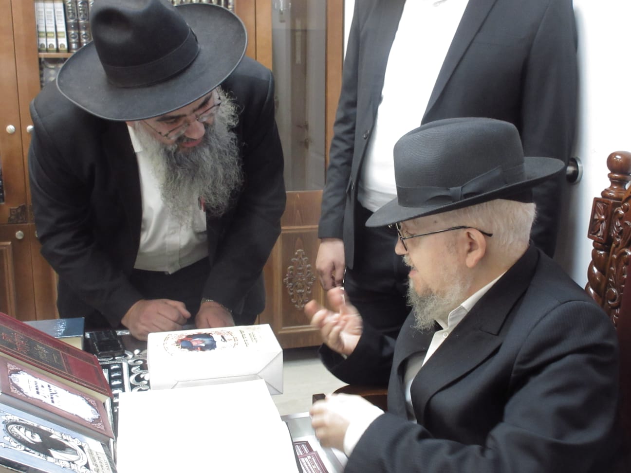 הגר"מ מאזוז קיבל את הספרים של זקן רבני תוניס זצ"ל