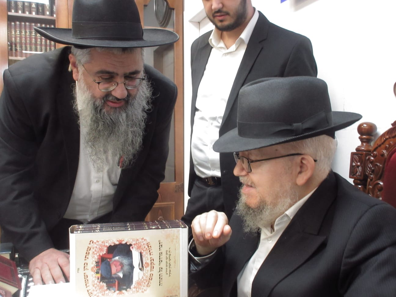 הגר"מ מאזוז קיבל את הספרים של זקן רבני תוניס זצ"ל