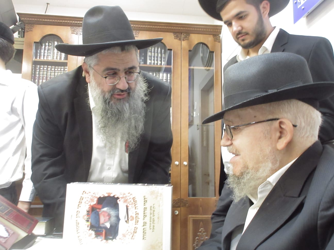 הגר"מ מאזוז קיבל את הספרים של זקן רבני תוניס זצ"ל