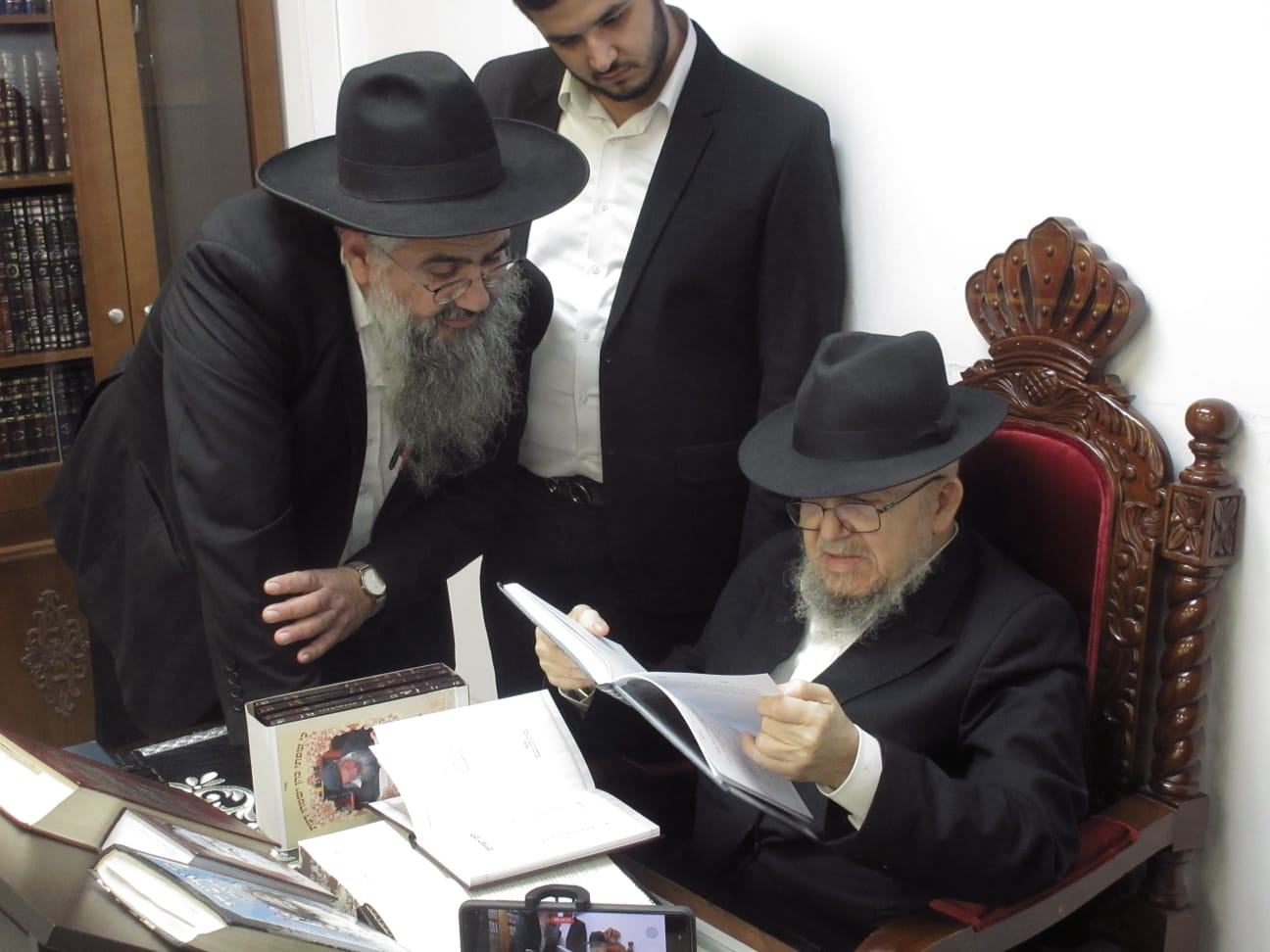 הגר"מ מאזוז קיבל את הספרים של זקן רבני תוניס זצ"ל