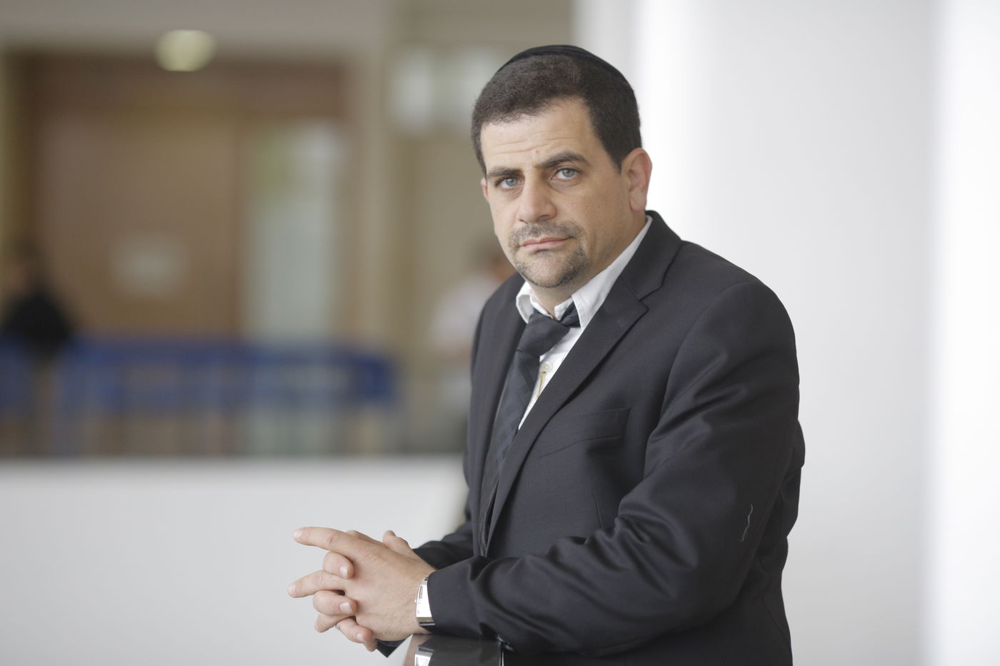 חייב בהוצאה לפועל, הגיע למשרד וריסס אותם בגז מדמיע