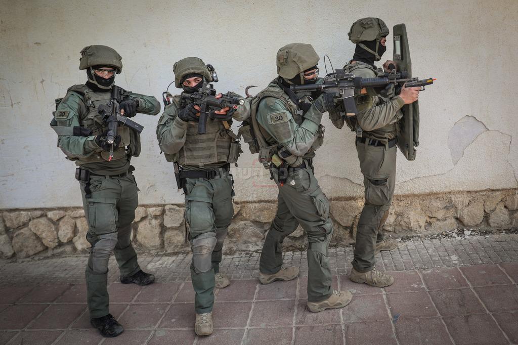 לוחמי הימ"ס בעת הפריצה למבנה