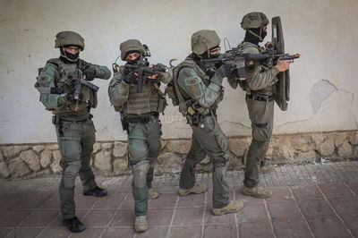 לוחמי הימ"ס בעת הפריצה למבנה