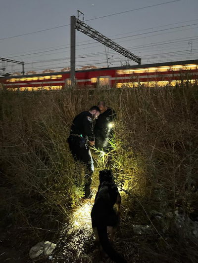 בתוך חצר בית: השוטרים חשפו מצבור של אמצעי לחימה