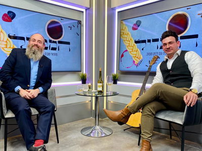 מני אבן ישראל לצד זלמן שטוב באולפן המבדיל