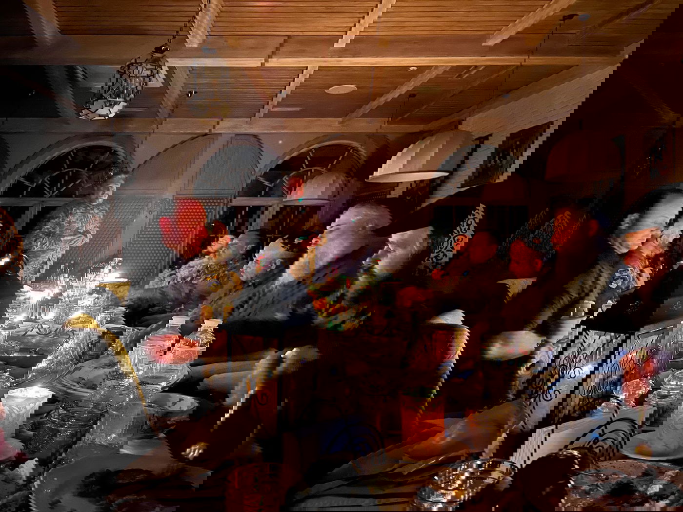 מעמד כתיבת האותיות בחושך מוחלט בשל ההפגזה האוקראינית