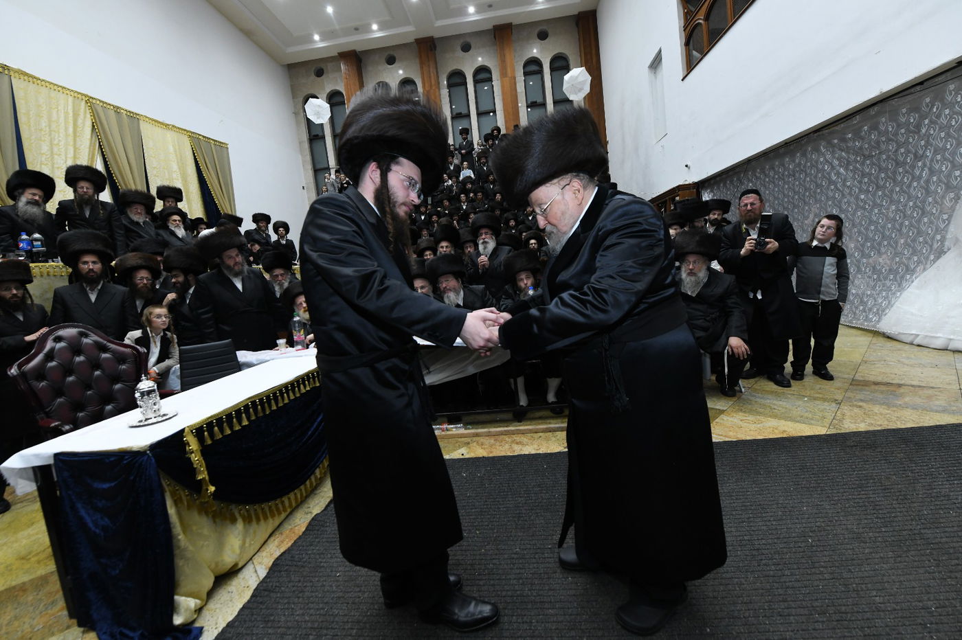 תיעוד: שמחת החתונה בחצרות ביאלא - אשלג - קאמרנא