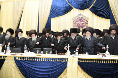 תיעוד: שמחת החתונה בחצרות ביאלא - אשלג - קאמרנא