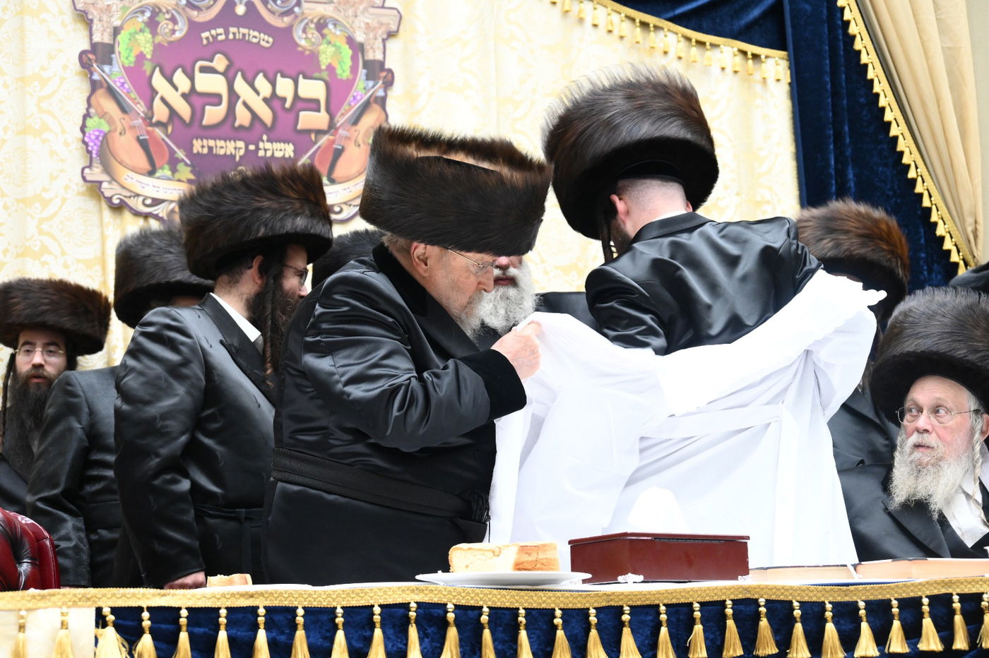 תיעוד: שמחת החתונה בחצרות ביאלא - אשלג - קאמרנא