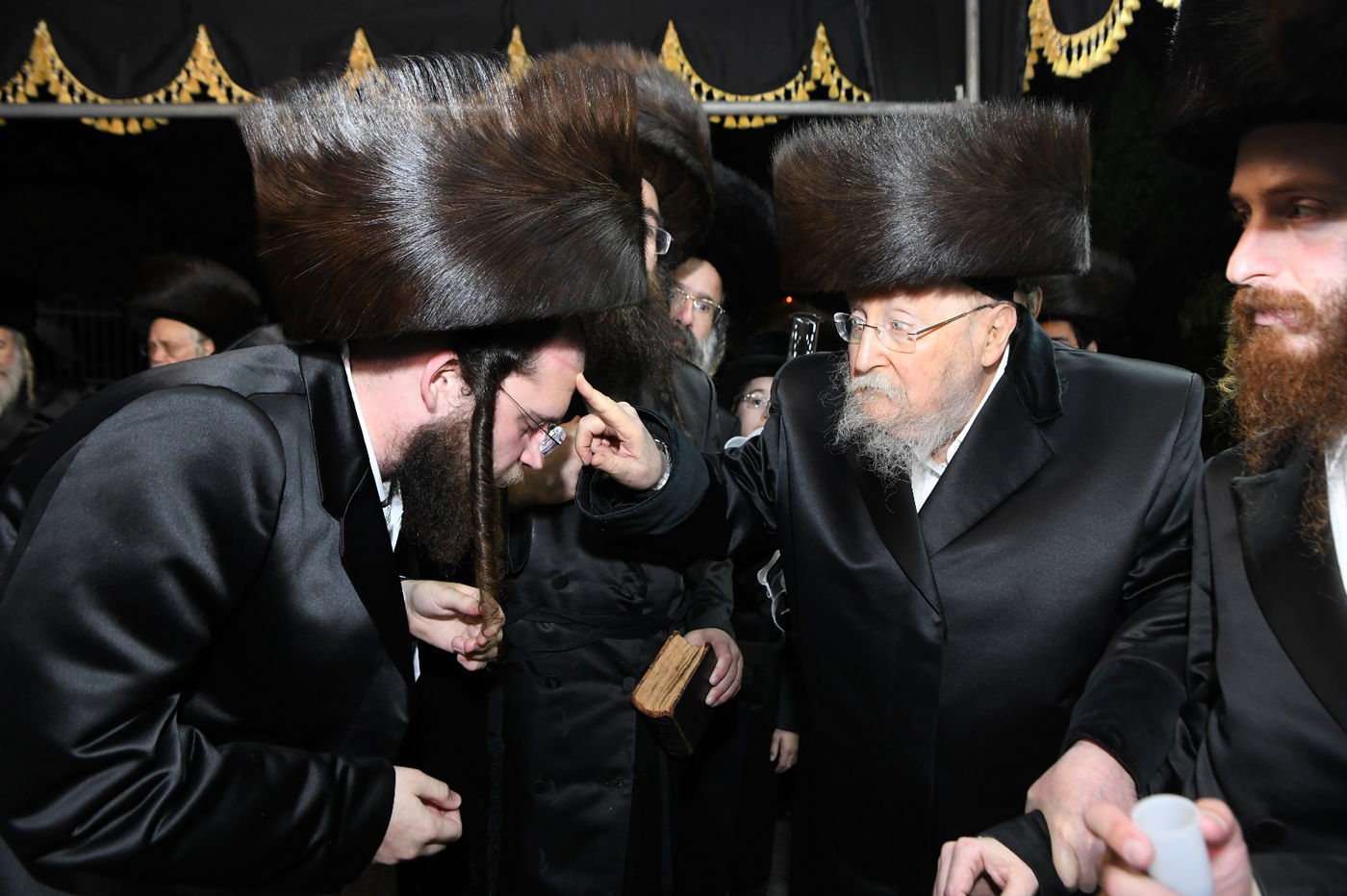 תיעוד: שמחת החתונה בחצרות ביאלא - אשלג - קאמרנא