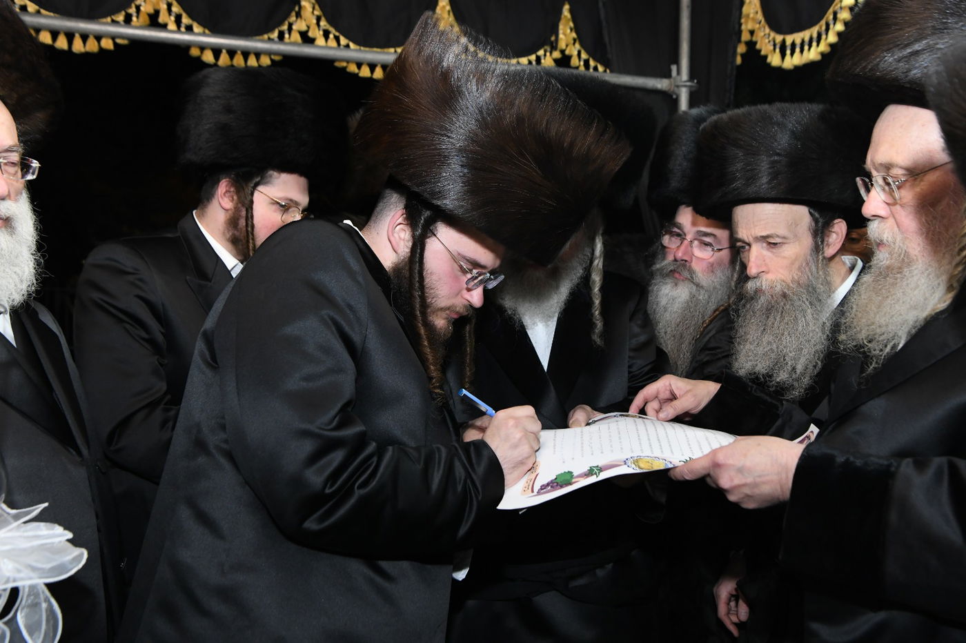 תיעוד: שמחת החתונה בחצרות ביאלא - אשלג - קאמרנא