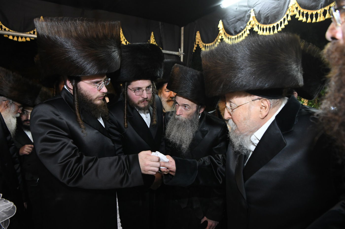 תיעוד: שמחת החתונה בחצרות ביאלא - אשלג - קאמרנא