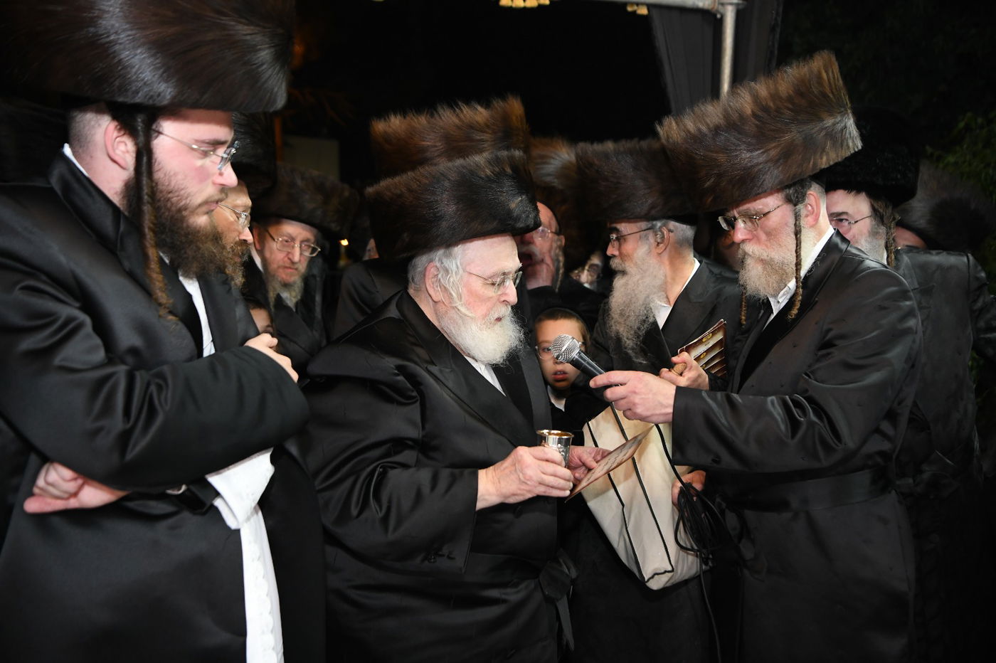 תיעוד: שמחת החתונה בחצרות ביאלא - אשלג - קאמרנא