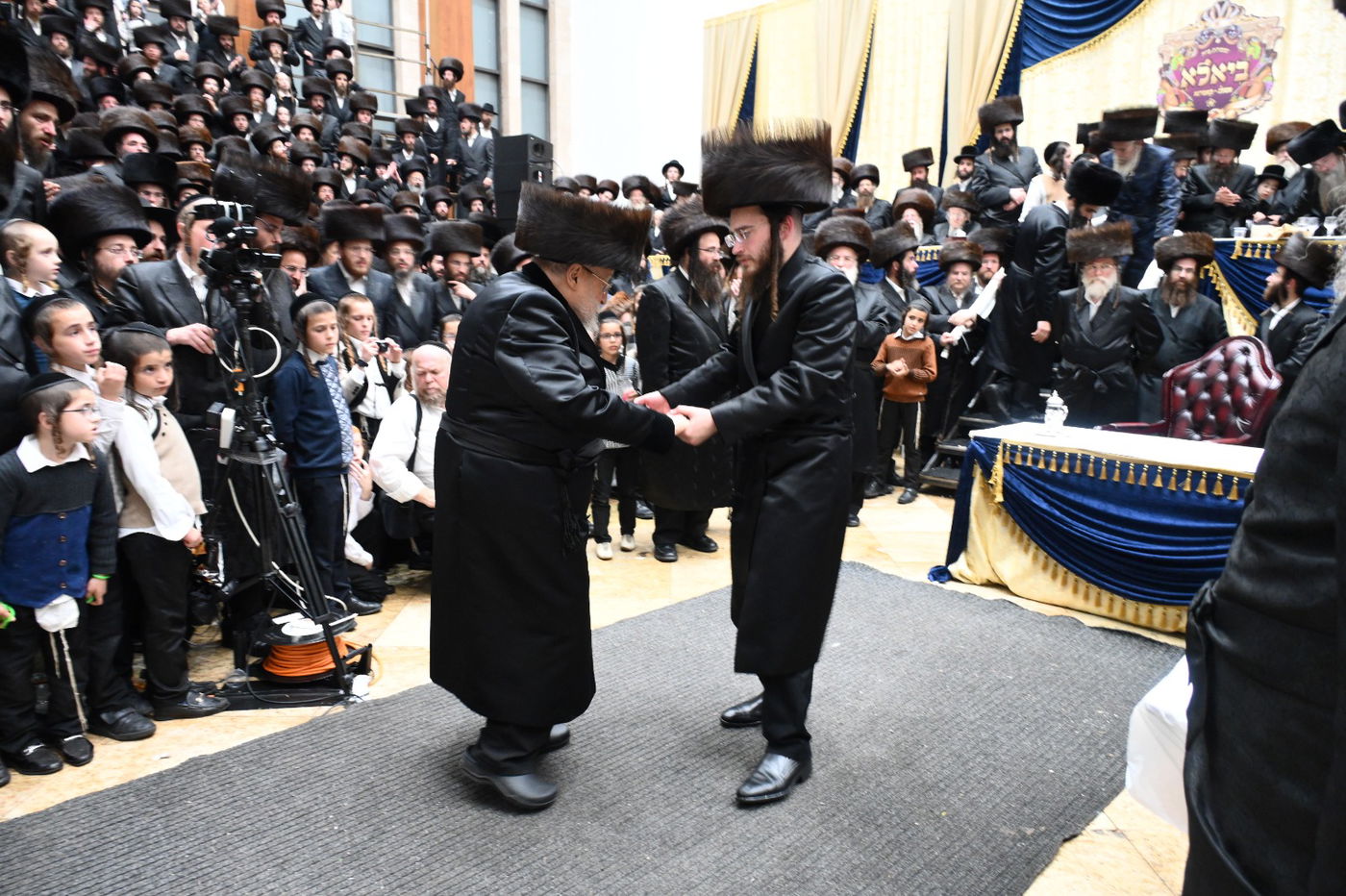 תיעוד: שמחת החתונה בחצרות ביאלא - אשלג - קאמרנא