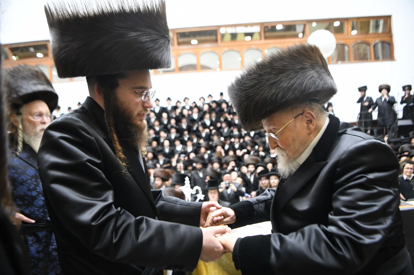 תיעוד: שמחת החתונה בחצרות ביאלא - אשלג - קאמרנא