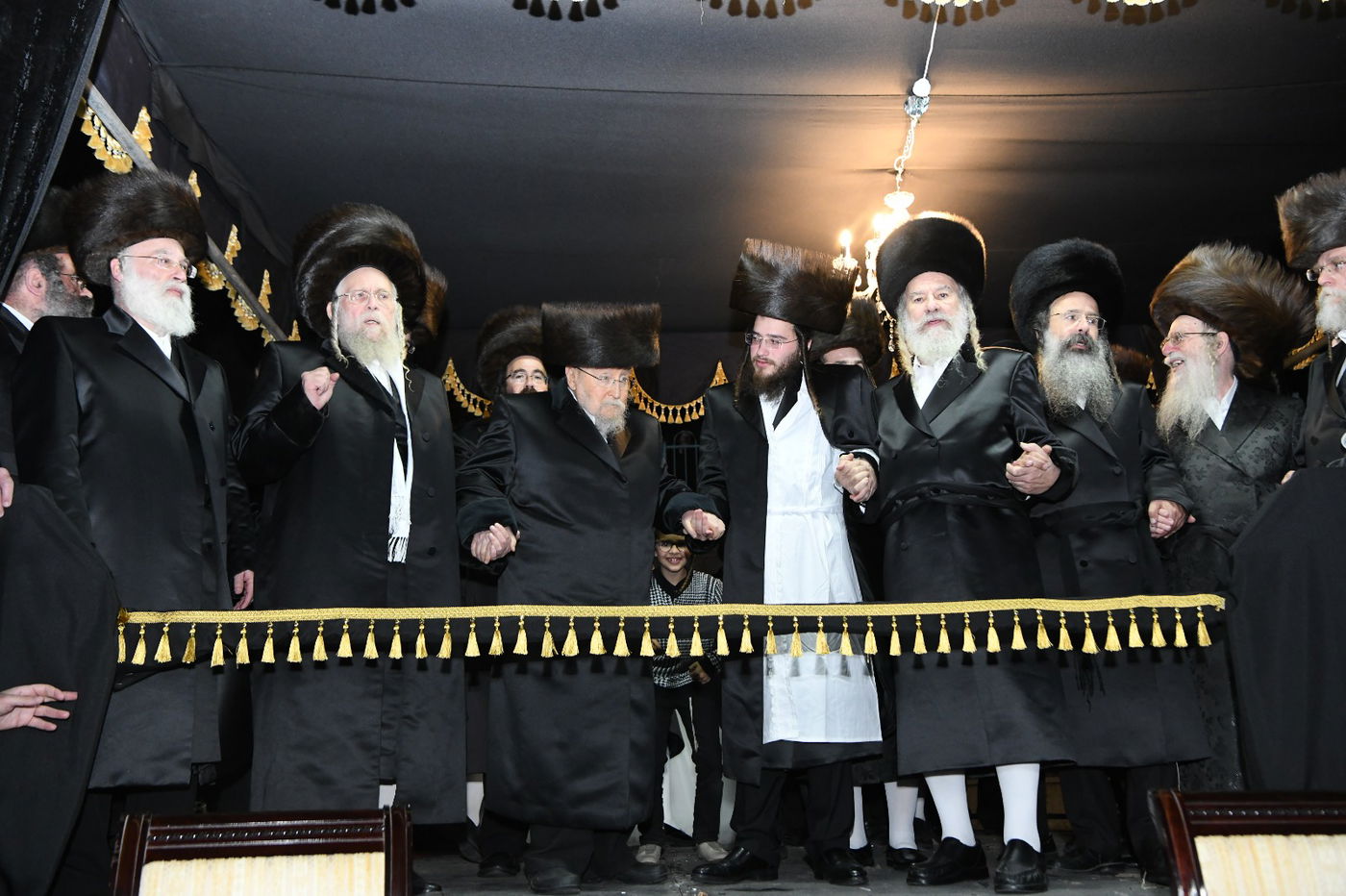 תיעוד: שמחת החתונה בחצרות ביאלא - אשלג - קאמרנא