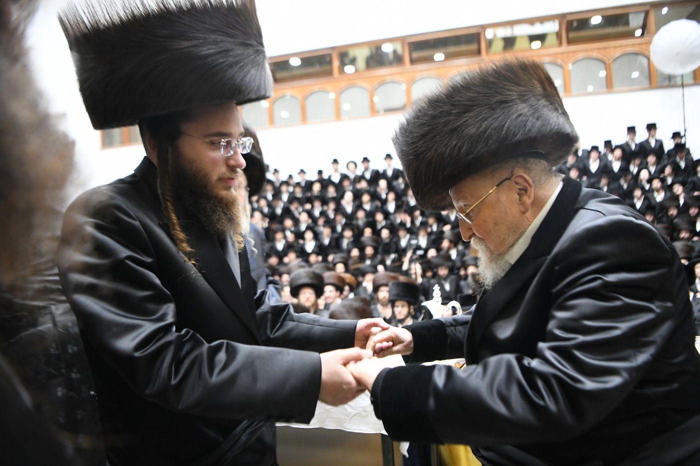 תיעוד: שמחת החתונה בחצרות ביאלא - אשלג - קאמרנא