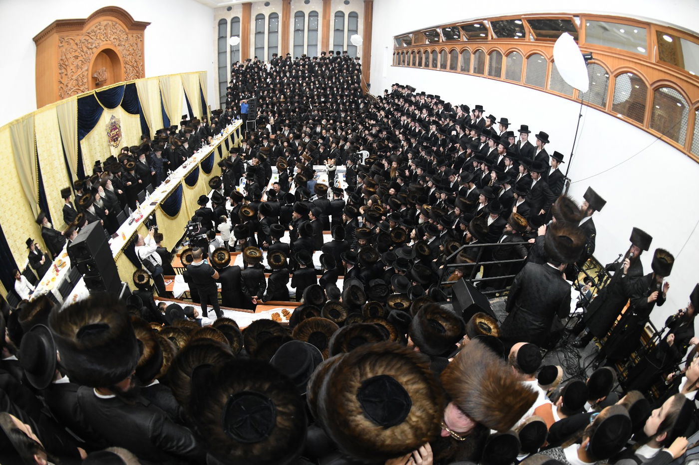 תיעוד: שמחת החתונה בחצרות ביאלא - אשלג - קאמרנא