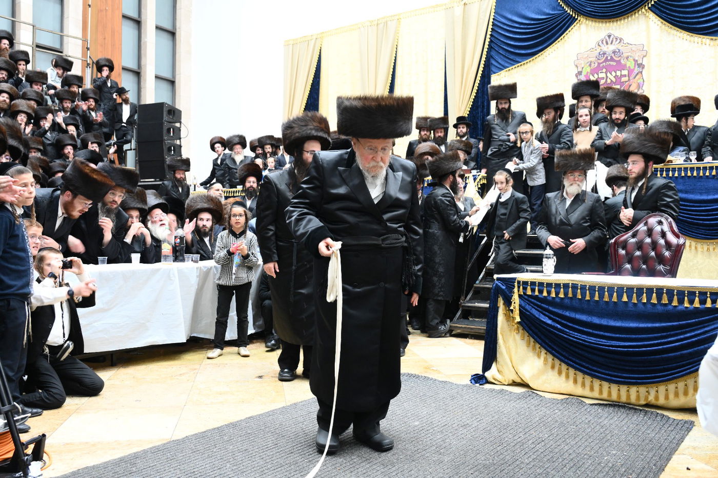 תיעוד: שמחת החתונה בחצרות ביאלא - אשלג - קאמרנא