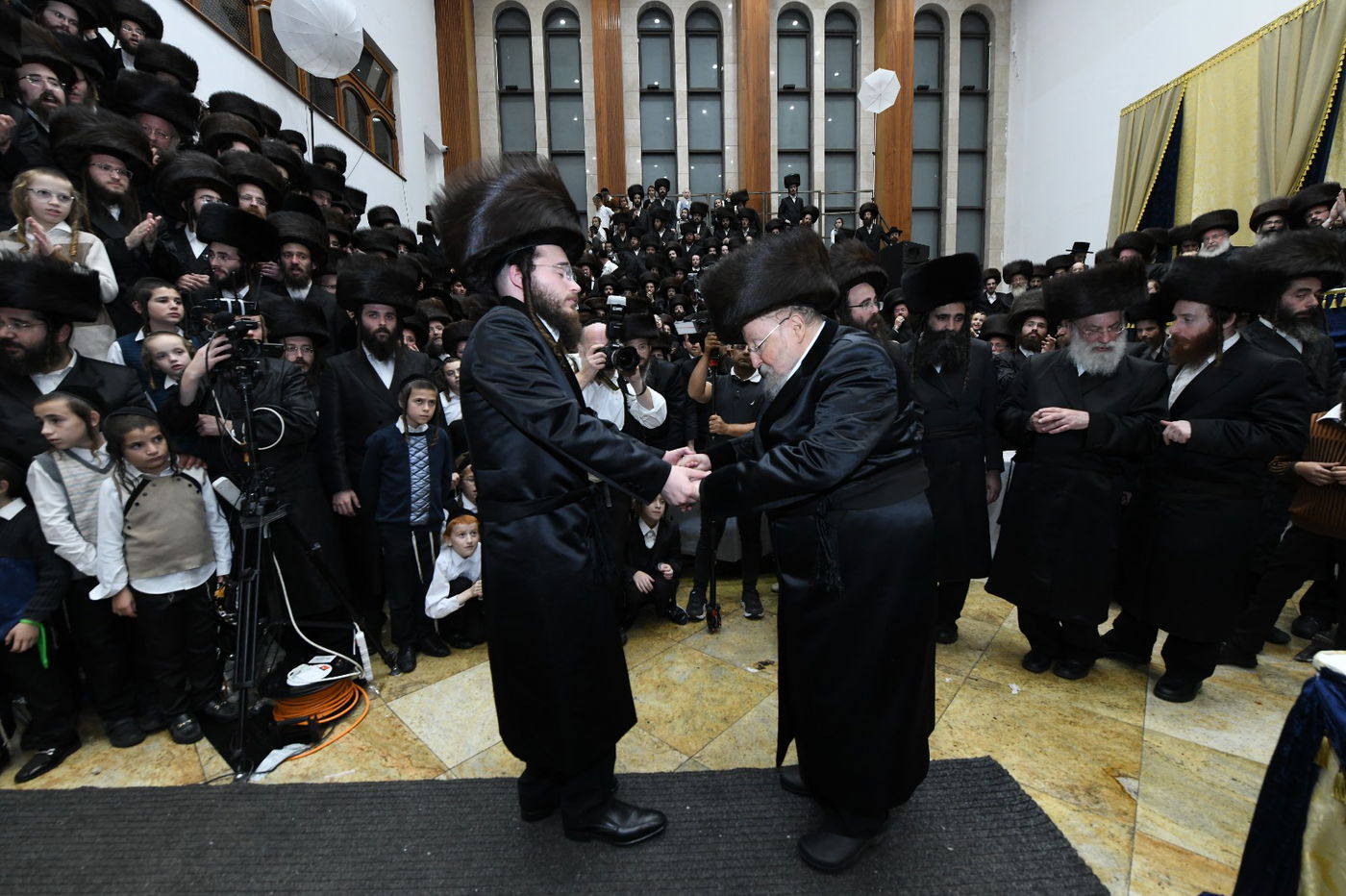 תיעוד: שמחת החתונה בחצרות ביאלא - אשלג - קאמרנא