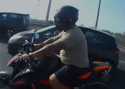 עוצרים את האופנוע