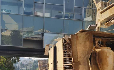 משאית גרר פגעה בזכוכית הגשר של קניון רמות