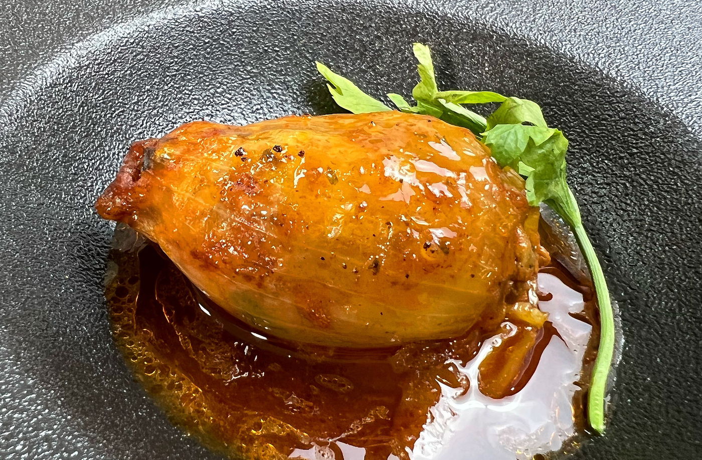 בצלים ממולאים אורז ובשר ברוטב עגבניות