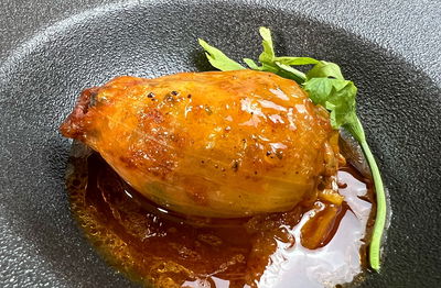 בצלים ממולאים אורז ובשר ברוטב עגבניות