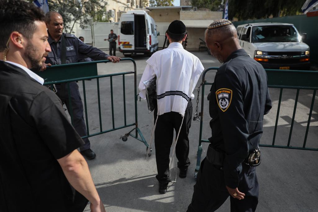 חשוד מובא לבית המשפט | למצולם אין קשר לכתבה