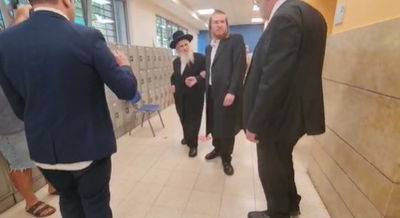 תל אביב: קריאות גנאי לעבר הרב החרדי בכניסה לקלפי • צפו